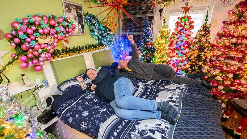 Familie schmückt ihr Haus mit 621 Weihnachtsbäumen Familie schmückt ihr Haus mit 621 Weihnachtsbäumen