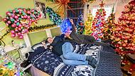 Familie schmückt ihr Haus mit 621 Weihnachtsbäumen Familie schmückt ihr Haus mit 621 Weihnachtsbäumen