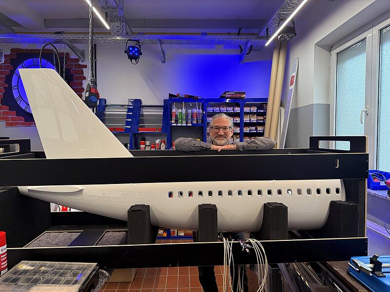 Sein und Schein Dieser Mann verleiht dem Lichtdesign Flügel: Peter Younes entwickelt in seiner Werkstatt Lichtinstallationen unter anderem für die Innenräume von Flugzeugen, Opernbühnen und Museen.