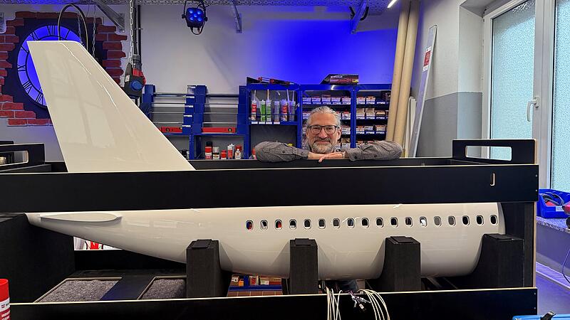 Dieser Mann verleiht dem Lichtdesign Fl&uuml;gel: Peter Younes entwickelt in seiner Werkstatt Lichtinstallationen unter anderem f&uuml;r die Innenr&auml;ume von Flugzeugen, Opernb&uuml;hnen und Museen.