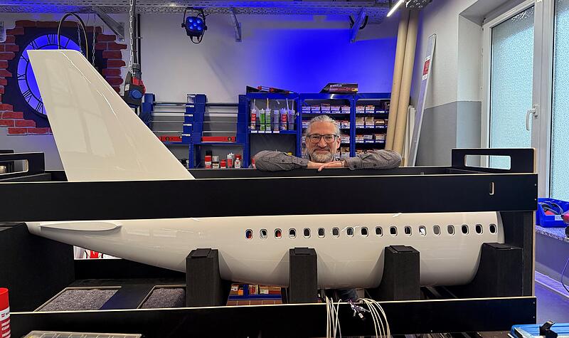 Dieser Mann verleiht dem Lichtdesign Fl&uuml;gel: Peter Younes entwickelt in seiner Werkstatt Lichtinstallationen unter anderem f&uuml;r die Innenr&auml;ume von Flugzeugen, Opernb&uuml;hnen und Museen.