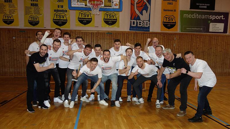 Das Breiteng&uuml;&szlig;bacher Meisterteam (von links): Daniel Schmidt, Mark V&ouml;lkl (Headcoach), Niko Reichmann, Henning Nieslon, Kilian Hubatschek, Tobias Assel, Marvin Renner (Teambetreuer), Alex Engel (Kapit&auml;n), Steffen Walde, Lucas Wagner, Timo Dippold, ...