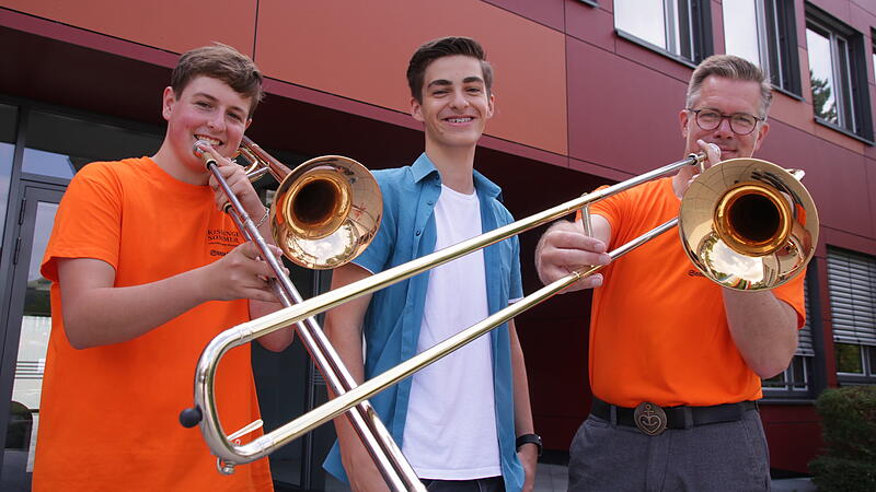 Jayce Greenville (von links), Lukas Ebel und Roman Riedel stimmen sich am Jack-Steinberger-Gymnasium auf den Symphonic Mob am kommenden Sonntag im Kurgarten ein. Benedikt Borst Jayce Greenville (von links), Lukas Ebel und Roman Riedel stimmen sich am Jack-Steinberger-Gymnasium auf den Symphonic Mob am kommenden Sonntag im Kurgarten ein. Benedikt Borst