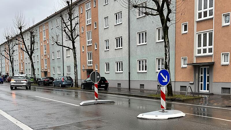 Am Gehsteig Parken auf Höhe dieser „Überquerungshilfe für Fußgänger“ in der Lichtenhaidestraße ahndet der Bamberger Parküberwachungsdienst mit einem Verwarnungsgeld von 55 Euro. Links oberhalb der Baken ist das Parken am Gehweg dagegen zulässig. Am Gehsteig Parken auf Höhe dieser „Überquerungshilfe für Fußgänger“ in der Lichtenhaidestraße ahndet der Bamberger Parküberwachungsdienst mit einem Verwarnungsgeld von 55 Euro. Links oberhalb der Baken ist das Parken am Gehweg dagegen zulässig.