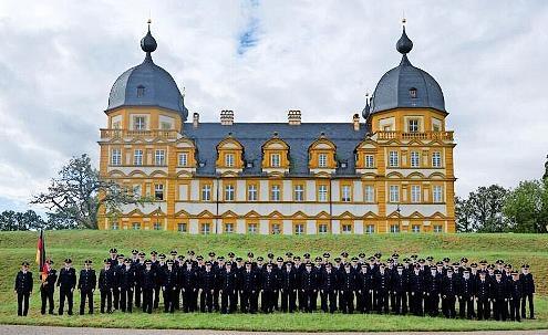 Die 68 neuen Kommissaranw&auml;rterinnen und -anw&auml;rter feierten ihre Vereidigung auf Schloss Seehof.