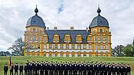 Die 68 neuen Kommissaranwärterinnen und -anwärter feierten ihre Vereidigung auf Schloss Seehof. Die 68 neuen Kommissaranwärterinnen und -anwärter feierten ihre Vereidigung auf Schloss Seehof.