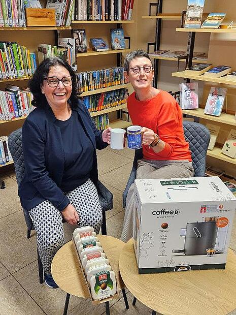 Manuela Mahlmeister und Petra Albert freuen sich über die Spenden.
