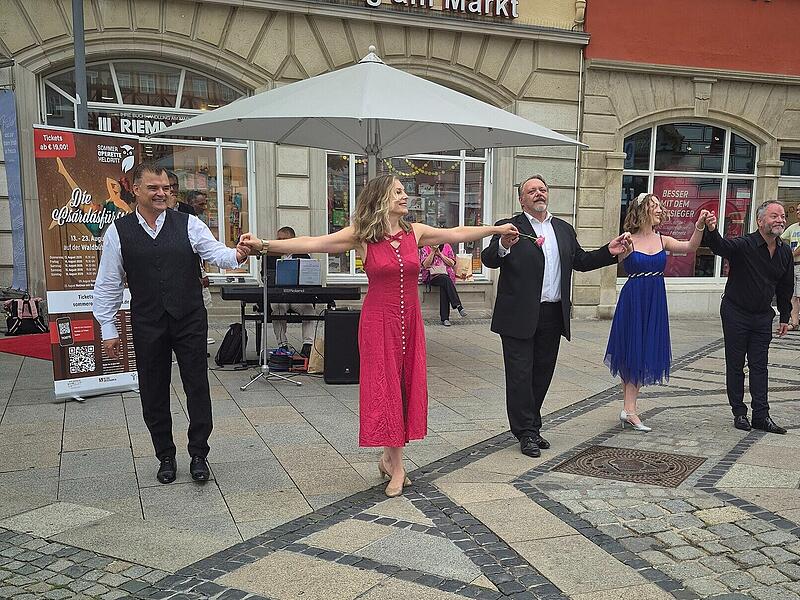 Flashmob in Coburg Solistinnen und Solisten der Sommeroperette Heldritt gaben in Coburg Kostproben der Neuproduktion „Die Csárdásfürstin“.