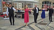 Flashmob in Coburg Solistinnen und Solisten der Sommeroperette Heldritt gaben in Coburg Kostproben der Neuproduktion „Die Csárdásfürstin“.