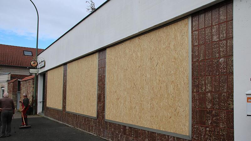 Zehn Motorräder, zum Teil Oldtimer-Unikate, von „Belmondos Bike Schmiede“ sind bei der Verwüstungstour am 17. Oktober 2022 beschädigt worden. Die Schäden lagen zwischen 400 und 4500 Euro, insgesamt waren es mehr als 13.000 Euro Schaden plus 15.000... Zehn Motorräder, zum Teil Oldtimer-Unikate, von „Belmondos Bike Schmiede“ sind bei der Verwüstungstour am 17. Oktober 2022 beschädigt worden. Die Schäden lagen zwischen 400 und 4500 Euro, insgesamt waren es mehr als 13.000 Euro Schaden plus 15.000...