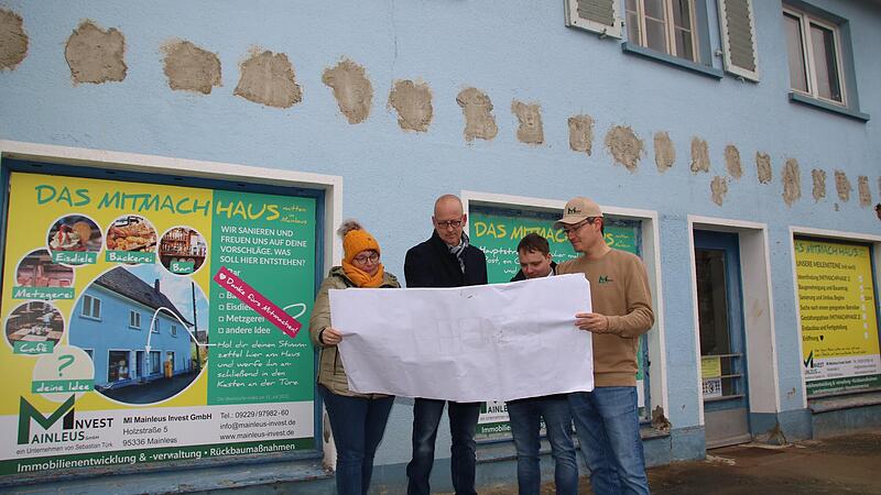 Sie studieren den Plan, wie die Eisdiele und das Café im Mainleuser Mitmach-Haus einmal aussehen werden (von links): die Betreiber Silvia und Jörg Höpfner, Jürg Felbermeier sowie Geschäftsführer Sebastian Türk von der Mainleus Invest, der das Gebä...