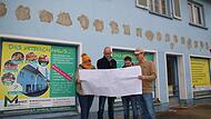 Sie studieren den Plan, wie die Eisdiele und das Café im Mainleuser Mitmach-Haus einmal aussehen werden (von links): die Betreiber Silvia und Jörg Höpfner, Jürg Felbermeier sowie Geschäftsführer Sebastian Türk von der Mainleus Invest, der das Gebä...