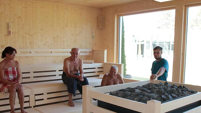 Barbara Wagner, Artur Götz und Heribert Schuster sind Stammgäste der Sauna des Saaletalbades. Barbara Wagner, Artur Götz und Heribert Schuster sind Stammgäste der Sauna des Saaletalbades.