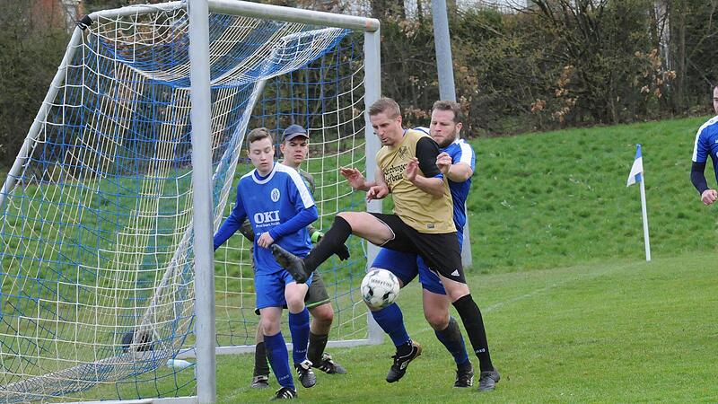 Vorbildliche Defensivarbeit: Mario Eberlein (rechts) von der SG Euerdorf deckt hier im Verbund mit seinen Mannschaftskollegen Daniel Hagemann vom SV Aura II ab und landet einen 4:1-Erfolg im Nachbarschaftsduell.