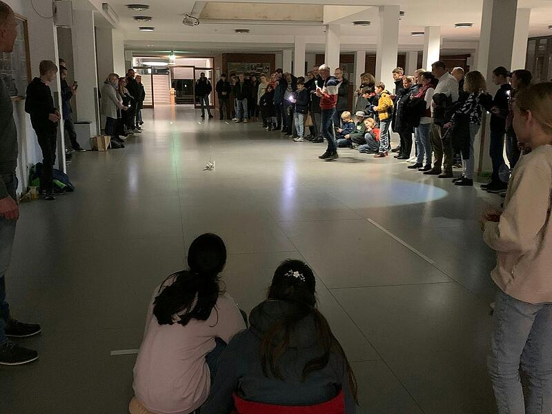 Eltern, Lehrer und Sch&uuml;ler beobachten gespannt die verschiedenen Konstruktionen.