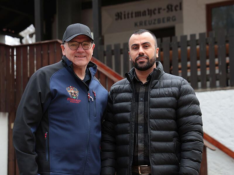 Brauereichef Georg Rittmayer (links) mit seinem neuen P&auml;chter des Kreuzbergkellers Vahid ChaharmahaliForchheim & Fr&auml;nkische Schweiz