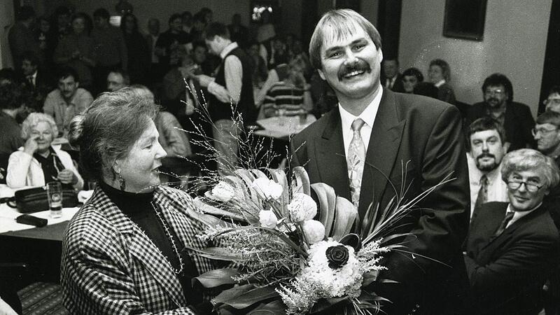 Ein Bild aus vergangenen SPD-Zeiten: Uwe Hiksch wurde soeben zum Direktkandidaten f&uuml;r die Bundestagswahl 1998 nominiert.