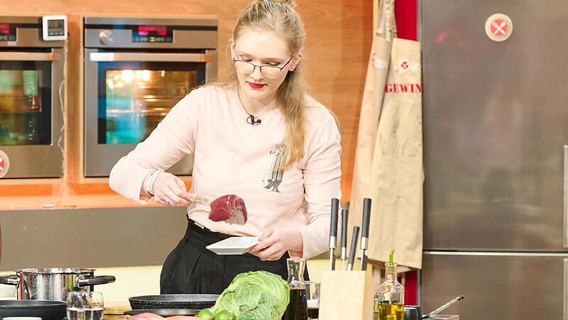 Das Finalgericht: Anna Staack kocht  nach einen Rezept von Nelson M&uuml;ller Damhirschr&uuml;cken mit Morchel-Pfefferrahm, gef&uuml;llten Wirsingk&ouml;pfchen, Kartoffelschmarrn und Rhabarber.