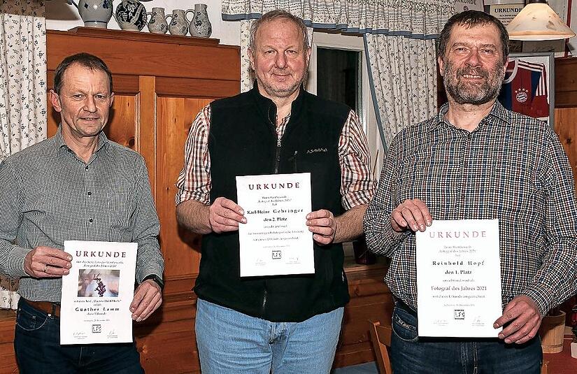Die Sieger des vereinsinternen Wettbewerbs (von links nach rechts): G&uuml;nther Lamm, Vorsitzender Karl-Heinz Gehringer und der &bdquo;Fotograf des Jahres 2021&ldquo; Reinhold Hopf