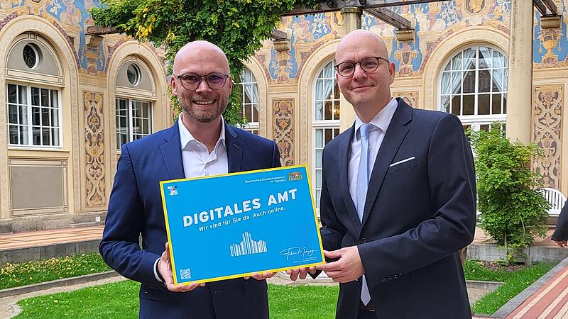 Staatsminister Fabian Mehring (links) mit Bad Kissingens Oberbürgermeister Dirk Vogel bei der Übergabe der Plakette "Digitales Amt" am 21. Oktober 2024 Staatsminister Fabian Mehring (links) mit Bad Kissingens Oberbürgermeister Dirk Vogel bei der Übergabe der Plakette "Digitales Amt" am 21. Oktober 2024