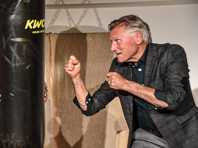 Wolfgang Krebs am Boxsack. Der Thurnauer k&auml;mpft gegen seine Parkinson-Erkrankung.