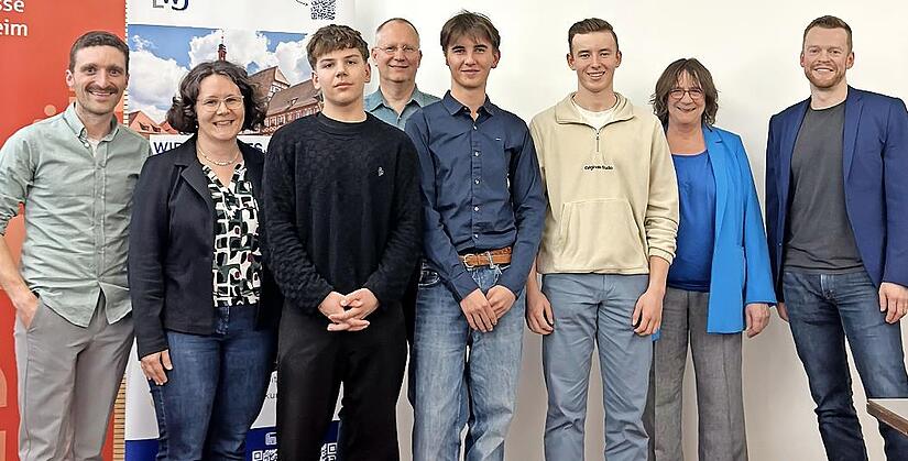 Die Platzierten des Ehrenb&uuml;rg-Gymnasiums (v.l.): Markus Feihl (Verbindungslehrer), Katrin W&ouml;lfel (Lehrkraft), Hannes Bayer (3. Platz), Siegfried Schmiedel (Lehrkraft), Julius Andersen (2. Platz), Maximilian Halach (1. Platz und Kreissieg), Susanne...