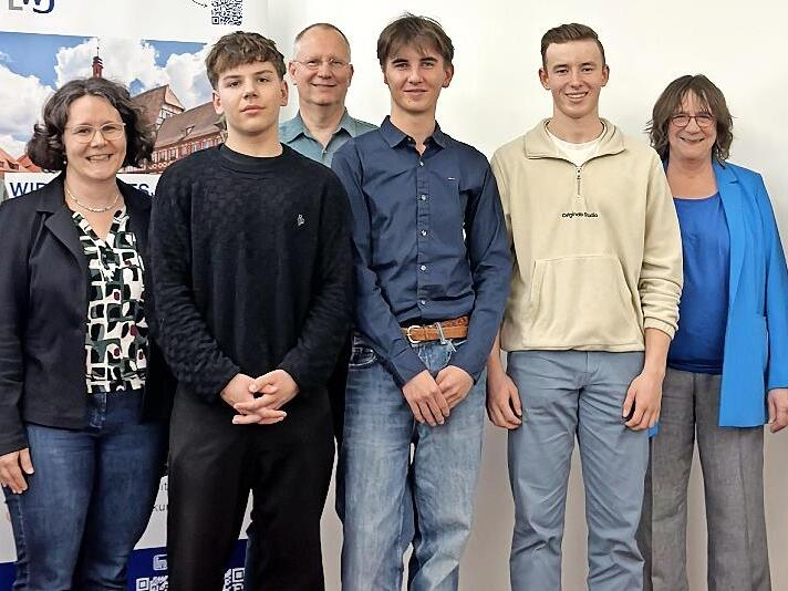 Die Platzierten des Ehrenb&uuml;rg-Gymnasiums (v.l.): Markus Feihl (Verbindungslehrer), Katrin W&ouml;lfel (Lehrkraft), Hannes Bayer (3. Platz), Siegfried Schmiedel (Lehrkraft), Julius Andersen (2. Platz), Maximilian Halach (1. Platz und Kreissieg), Susanne...