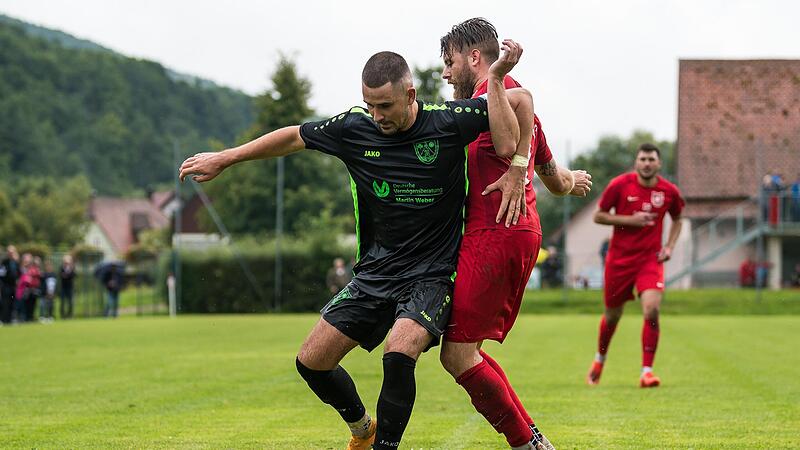 Die SpVgg D&uuml;rrbrunn um Jonas &Uuml;belacker (re.) steht nach dem Sieg gegen Ebermannstadt II zum ersten Mal in dieser Saison auf Rang 1, doch die SG Pinzberg/Gosberg (li. Christopher Bernerth) hat zwei Spiele weniger absolviert.Forchheim & Fr&auml;nkische Schweiz
