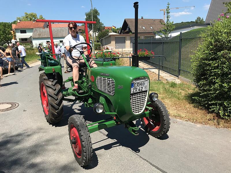 1000 Jahre Ailsbach: Die Oldtimer gl&auml;nzten und tuckerten um die Wette