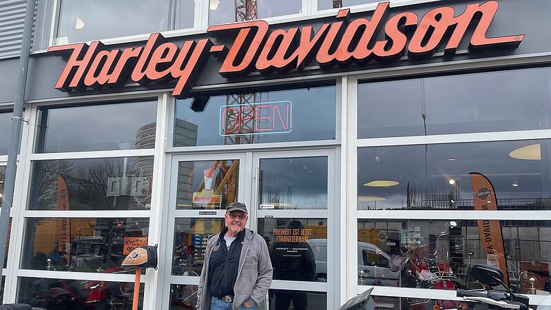 Bertl Paukner vor seinem Harley-Davidson-Shop in Unterhaid im Kreis Bamberg.