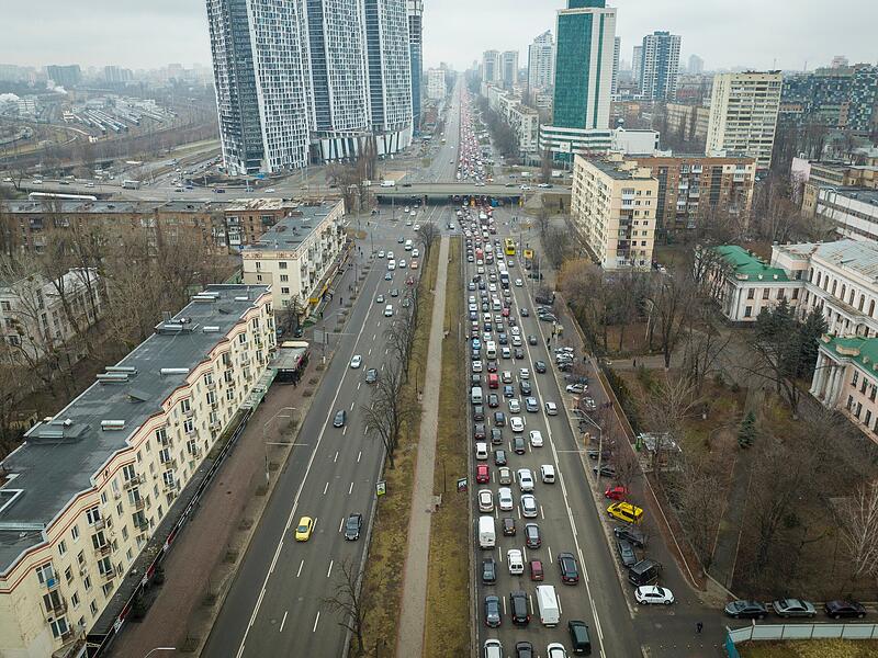 Autos stauen sich, während die Menschen   die Stadt Kiew verlassen. Der russische Präsident Wladimir Putin hat am Donnerstag, 24.02.2022, eine Militäroperation in der Ukraine begonnen und andere Länder gewarnt, dass jeder Versuch, sich in die russische Aktion einzumischen, zu «Konsequenzen führen würde, die Sie noch nie gesehen haben.»