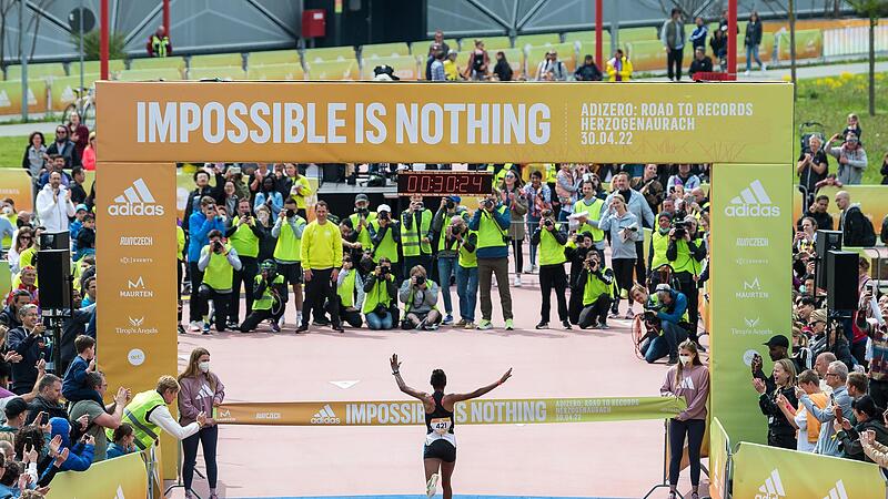 Belayneh Fentaye gewinnt den Zehn-Kilometer-Lauf, der zu Ehren der verstorbenen Vorjahressiegerin in &bdquo;Agnes Jebet Tirop 10K&ldquo; umbenannt wurde.