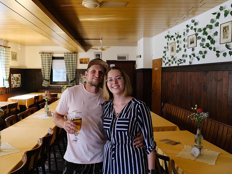Hannah und Arek Wiencowski &ouml;ffnen die Traube tageweise.
