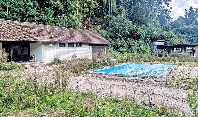 Vor dem Wiederaufbau des Egloffsteiner Freibads steht ein Abriss der alten Becken und Gebäude an, der in diesem Herbst beginnen soll.