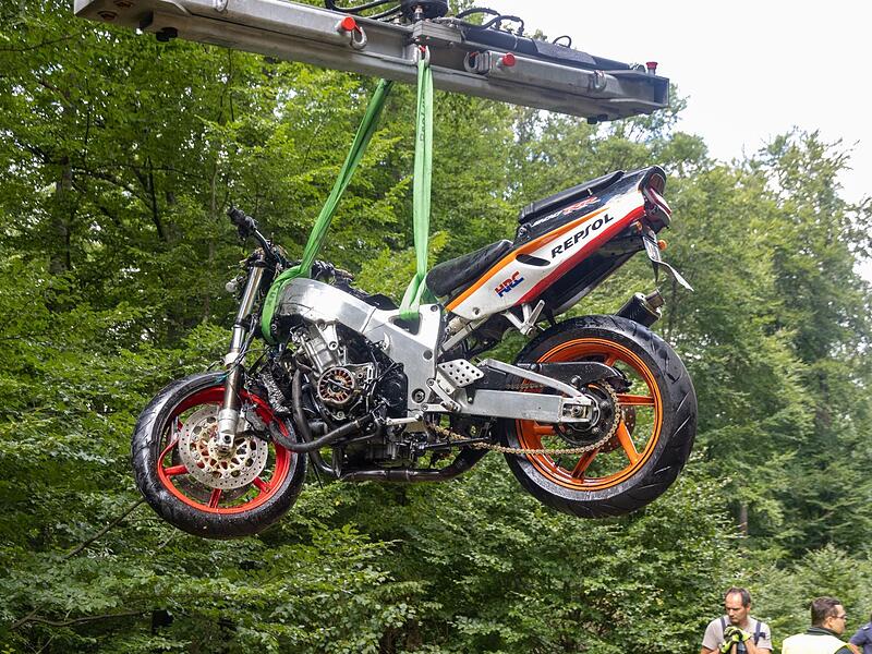 Ein Motorradfahrer aus Coburg und ein Motorradfahrer aus Hof fanden am Sonntagvormittag den Tod im Landkreis Haßberge. Ungeklärt ist bislang, warum der eine Motorradfahrer auf der Straße in dem wenig befahrenen Waldstück von seinem Weg abkam und i...