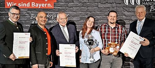 Staatsminister Dr. Florian Herrmann (von links), Comedian Django As&uuml;l, Landesinnungsmeister Konrad Ammon, Filialleiterin Sandra Krons, Metzgermeister Markus Alles, Bundeslandwirtschaftsminister Alois Rainer.