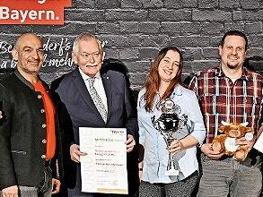 Staatsminister Dr. Florian Herrmann (von links), Comedian Django As&uuml;l, Landesinnungsmeister Konrad Ammon, Filialleiterin Sandra Krons, Metzgermeister Markus Alles, Bundeslandwirtschaftsminister Alois Rainer.