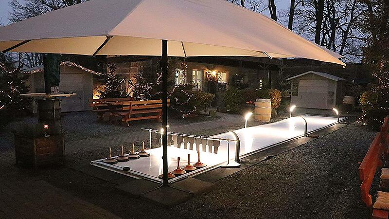 Stimmungsvoll illustriert: Die Kunsteisbahn im Biergarten „Herzog“ in Ebern. Stimmungsvoll illustriert: Die Kunsteisbahn im Biergarten „Herzog“ in Ebern.