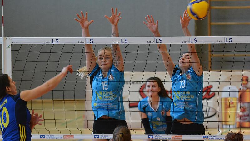 Starke Blockarbeit am Netz von Hammelburgs Maxi Bindrum (links) und Ida Bl&auml;ttner. Im Hintergrund verfolgt Mara Sch&auml;fer gespannt die Abwehraktion. Die Frauen gewinnen klar und bleiben weiter im Regionalliga-Aufstiegsrennen.