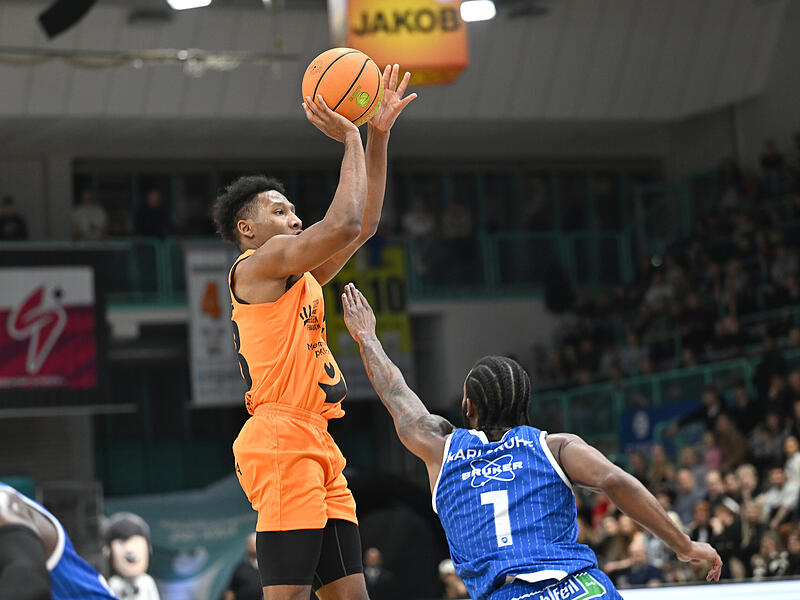 Sport Basketball  2. Bundesliga PROA Saison 2025 / 2026  06. Spieltag  am Samstag 01.11.2025 Spielort Bayreuth Oberfrankenhalle  Spielbeginn 19.00 h  BBC Bayreuth gegen PS Karlsruhe LIONS Halbzeitergebnis 44:48 Endstand 97:82  KeVaughn ALLEN gegen   Lynva