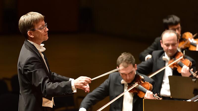 Sebastian Tewinkel dirigiert 4. Sinfoniekonzert im Globe