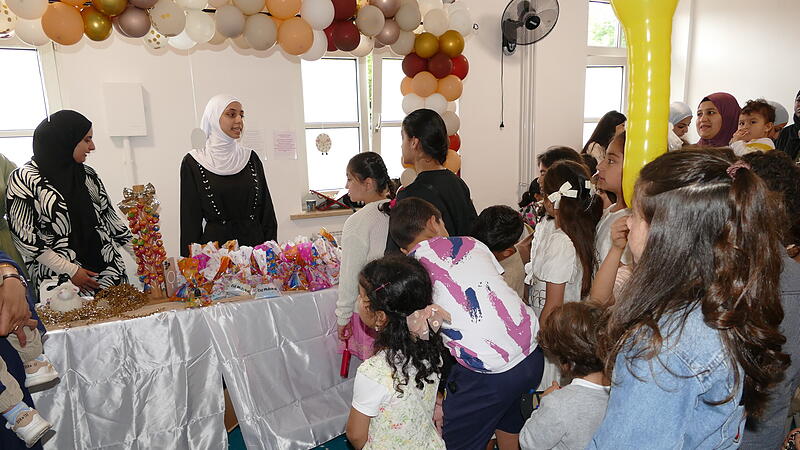 Gerade die Kinder freuten sich &uuml;ber die Geschenke zum Opferfest, die ihre Lehrerinnen vorbereitet hatten.