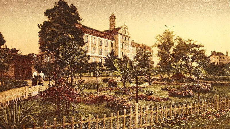 Wie ein Renaissance-Schloss ragt der stattliche Bau der &bdquo;Neuen Schule&ldquo; hinter dem Kulmbacher Stadtpark auf. Gedruckte Ansichtskarte bald nach der Einweihung der Schule vor 125 Jahren.