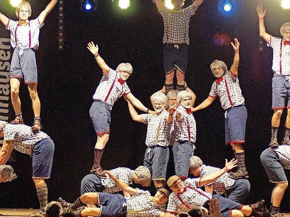 Das Männerballett „Betreutes Trinken“ des TSV Ebenhausen. Das Männerballett „Betreutes Trinken“ des TSV Ebenhausen.