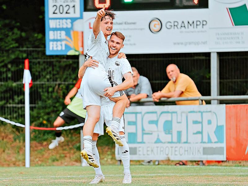 Ricardo K&ouml;nig (rechts) feiert Max Lanzend&ouml;rfer f&uuml;r einen seiner zwei Treffer. Dengel