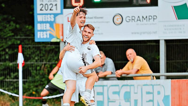 Ricardo König (rechts) feiert Max Lanzendörfer für einen seiner zwei Treffer. Dengel Ricardo König (rechts) feiert Max Lanzendörfer für einen seiner zwei Treffer. Dengel