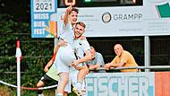 Ricardo K&ouml;nig (rechts) feiert Max Lanzend&ouml;rfer f&uuml;r einen seiner zwei Treffer. Dengel