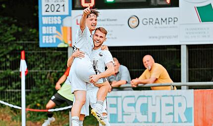 Ricardo König (rechts) feiert Max Lanzendörfer für einen seiner zwei Treffer. Dengel Ricardo König (rechts) feiert Max Lanzendörfer für einen seiner zwei Treffer. Dengel