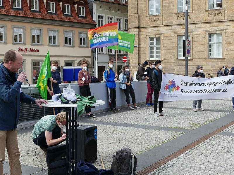 Hubertus Schaller (links) beschwor die Vielfalt einzigartiger Menschen in der Demokratie, die gepflegt und verteidigt werden müsse. Hubertus Schaller (links) beschwor die Vielfalt einzigartiger Menschen in der Demokratie, die gepflegt und verteidigt werden müsse.