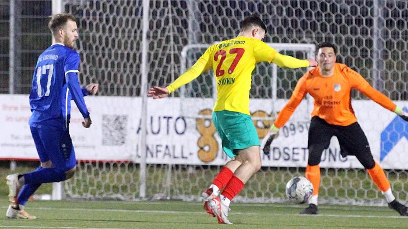 Die Chance zum 1:0 f&uuml;r die DJK vergibt Vlad Saprykin freistehend vor dem Oberhaider Torwart Jason K&uuml;rschner; links Fabian Baumg&auml;rtel.